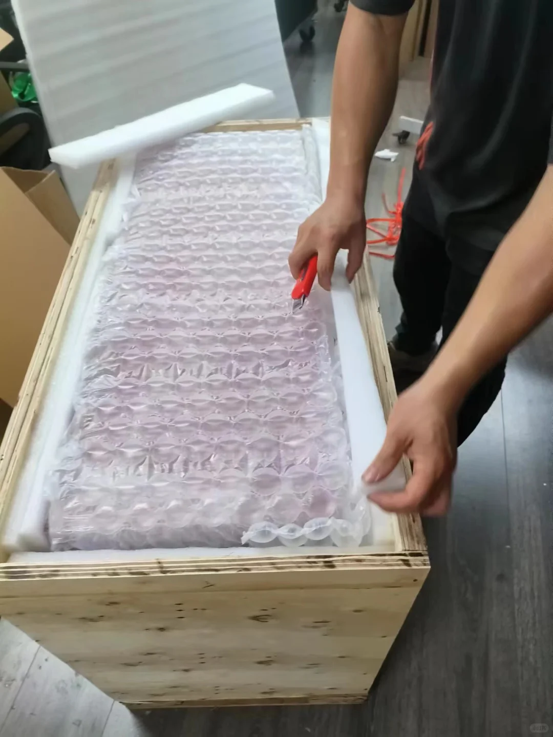 十几幅孩子的相片,做了木箱运回澳洲